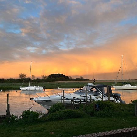 Hot Tub With A View - Christchurch Harbour Bagian luar foto