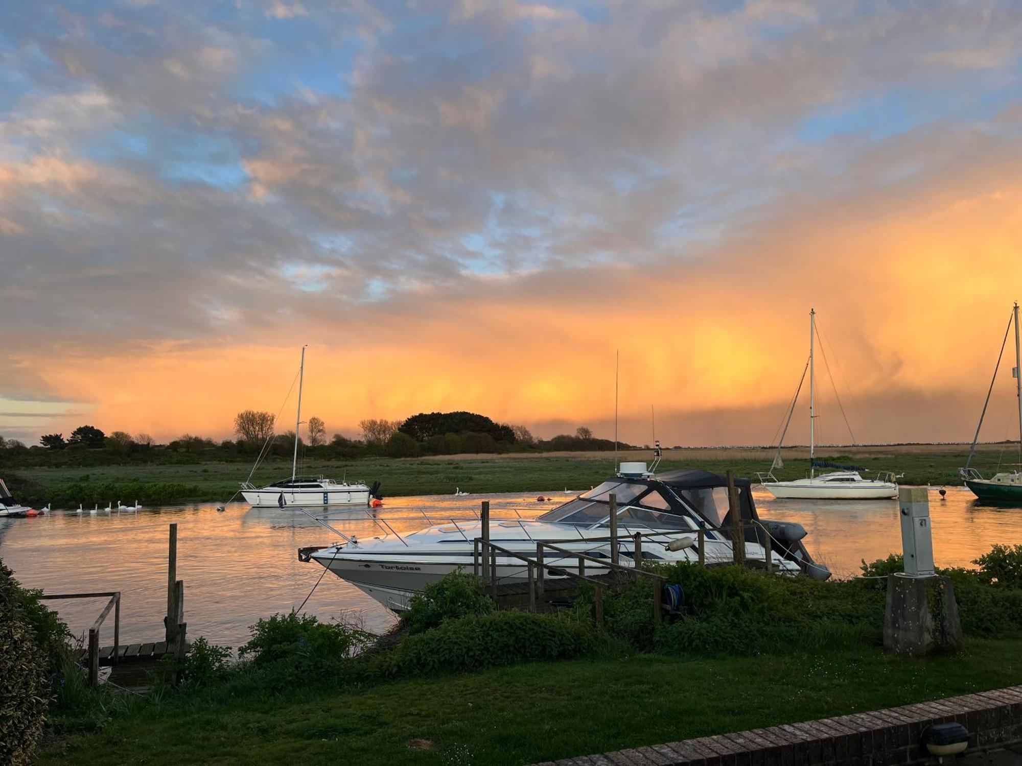 Hot Tub With A View - Christchurch Harbour Bagian luar foto