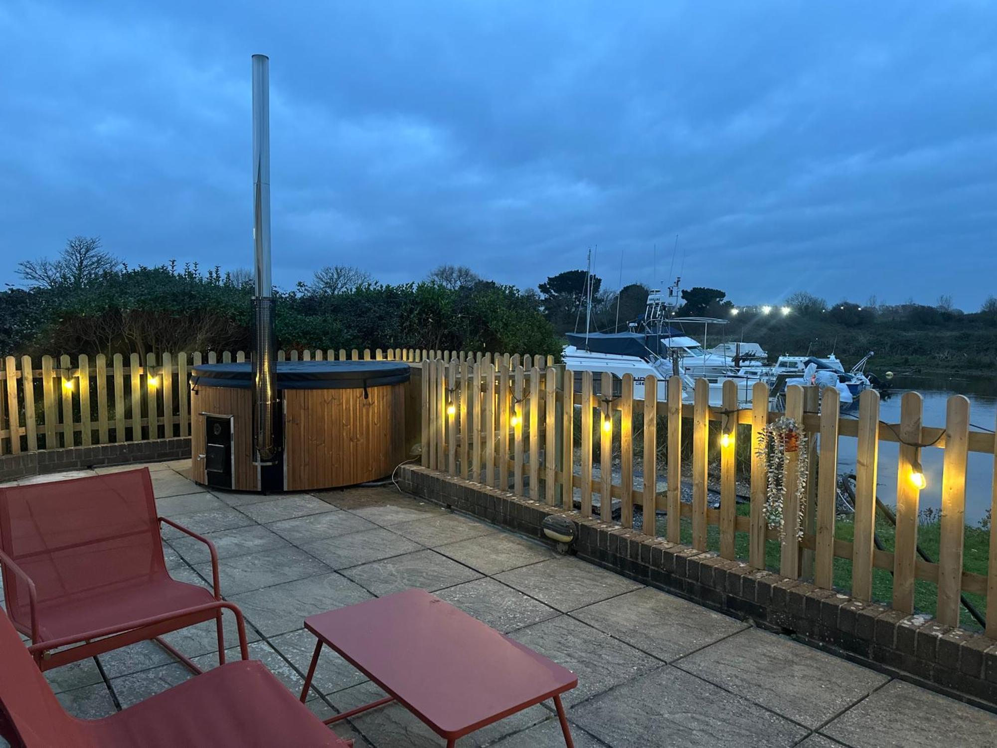 Hot Tub With A View - Christchurch Harbour Bagian luar foto