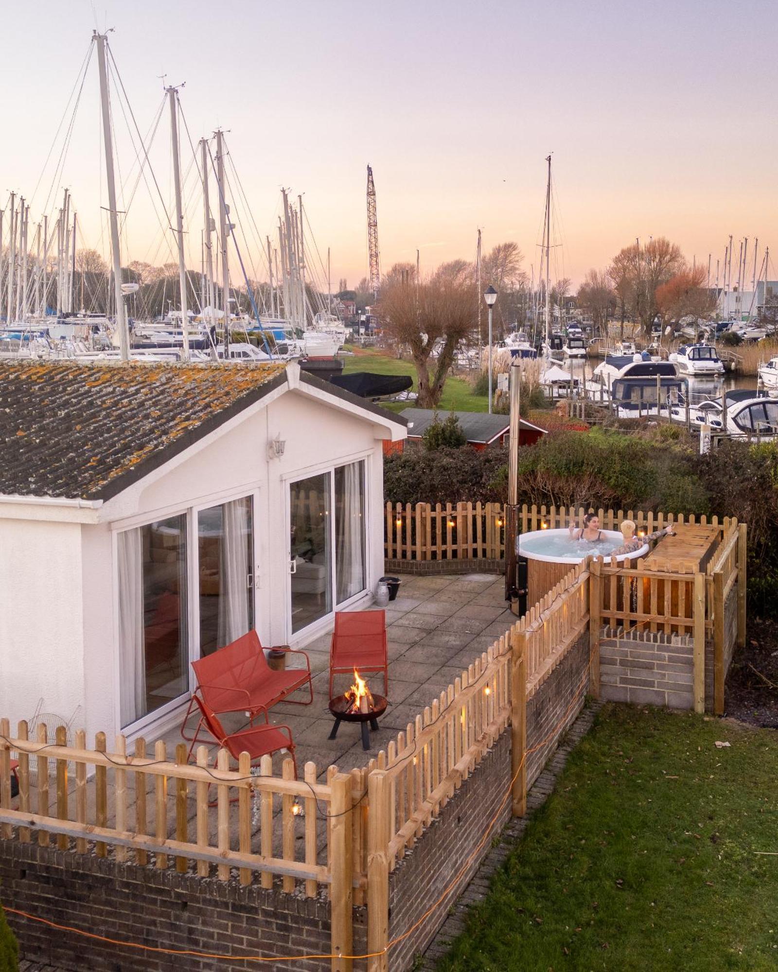Hot Tub With A View - Christchurch Harbour Bagian luar foto